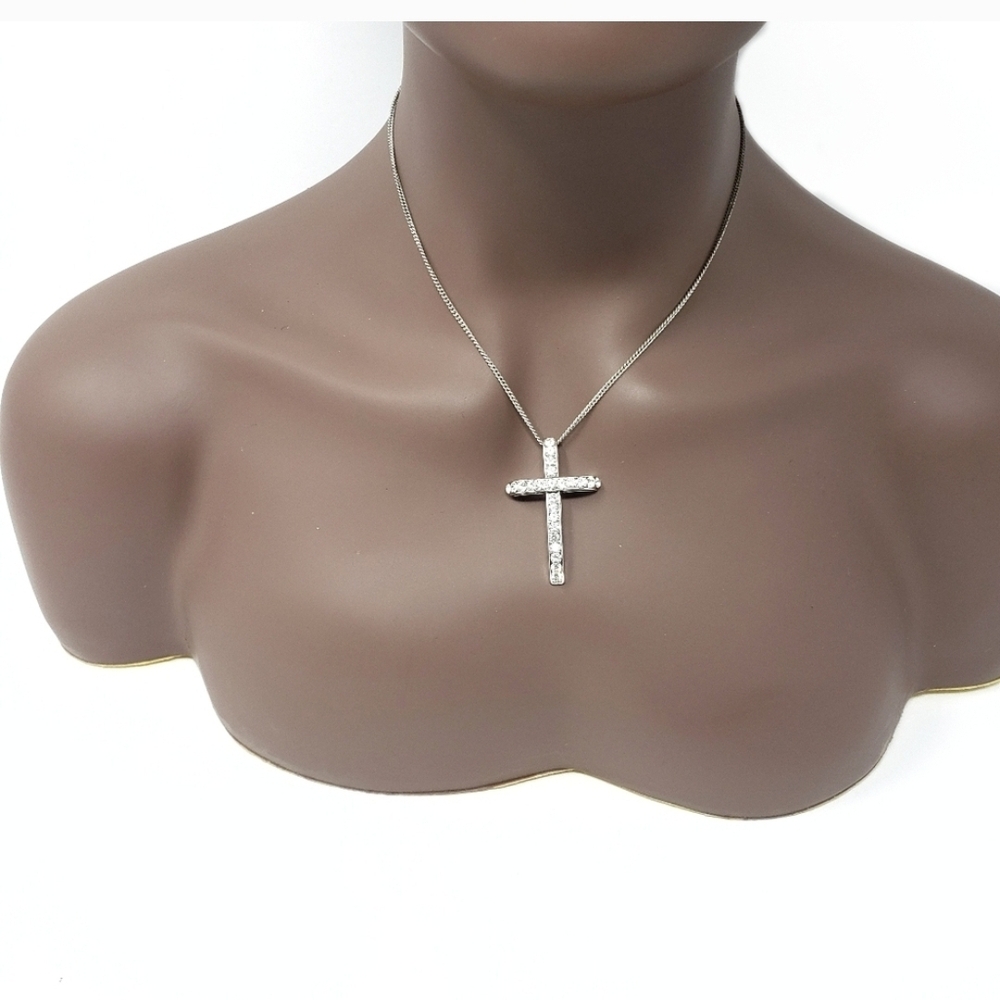 Elegant Silver Cross Pendant Necklace - Picture 3 of 6